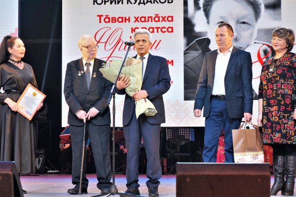 Подпевал весь зал!  9 декабря на сцене ДК Тракторостроителей состоялся творческий вечер композитора Юрия Кудакова.
